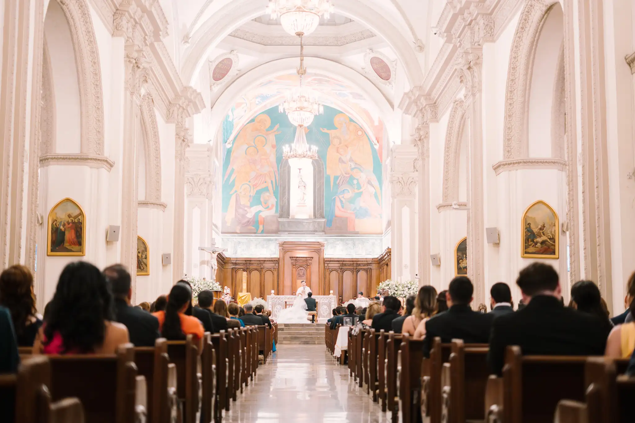 Novios compartiendo un momento íntimo durante su boda.