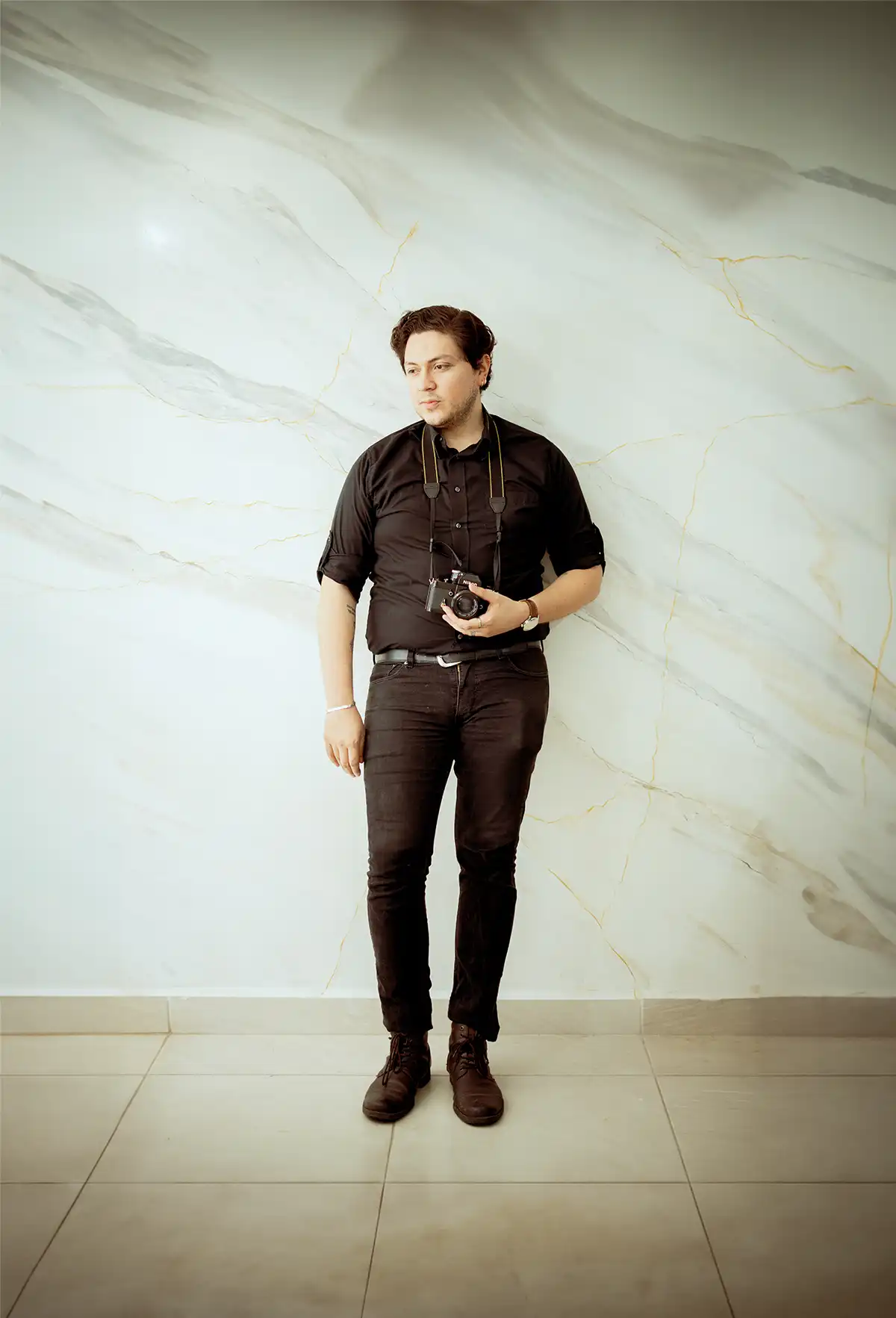 Luis Benítez fotografiando una boda, capturando momentos especiales con su cámara.